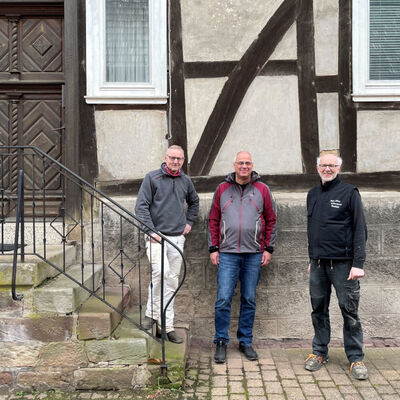 Fachwerkhaus-Besitzer Andreas Felmeden (Mitte) aus Hann. Münden mit den Inspektoren Frank Wehmeier (li.) und Ralf Deerberg. 